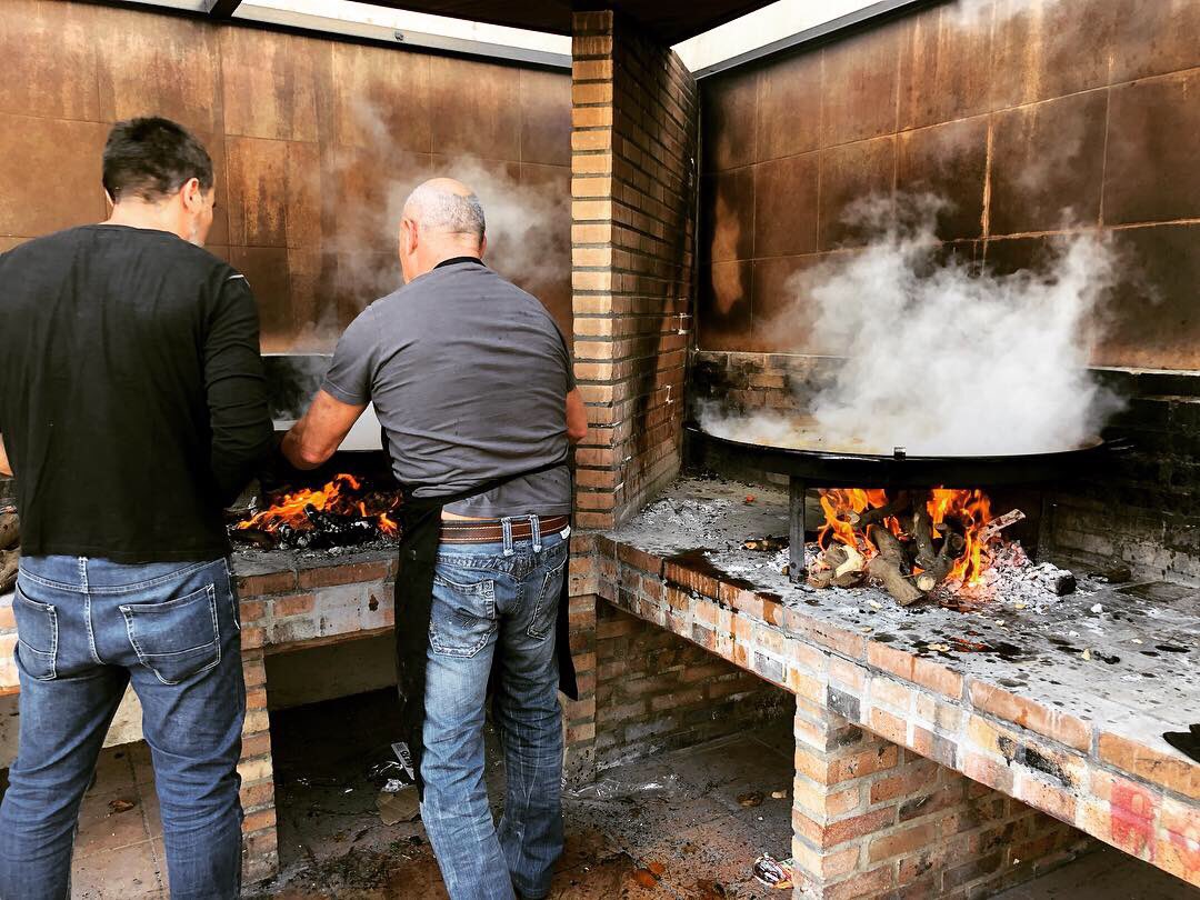 RunningRocafort's tweet photo. #sansilvestrerocafort #sansilvestre #2018 #rocafort #running #run #runner #runninggirl #runningman #paella @paellaemoji @jenricpascual al mando de las paellas, que no decaigan las fuerzas de @rocafortrunning último empujón en esta San Silvestre tan especial🎁🎄 https://t.co/4DlDSLurPR