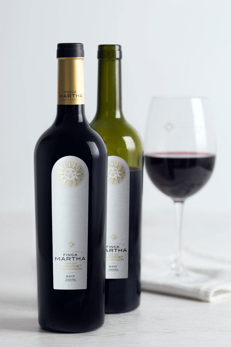 FincaMartha's tweet photo. A disfrutar de una buena copa de GRAN vino en este último viernes del 2018 con tus amigos 🍷🍷🍷 #FincaMartha #fincamarthawines #vino #amanteldevino #winefan #lineagran #gran #grancabernet #cabernetsauvignon #cab #tinto #redwine https://t.co/trdjZUspOi
