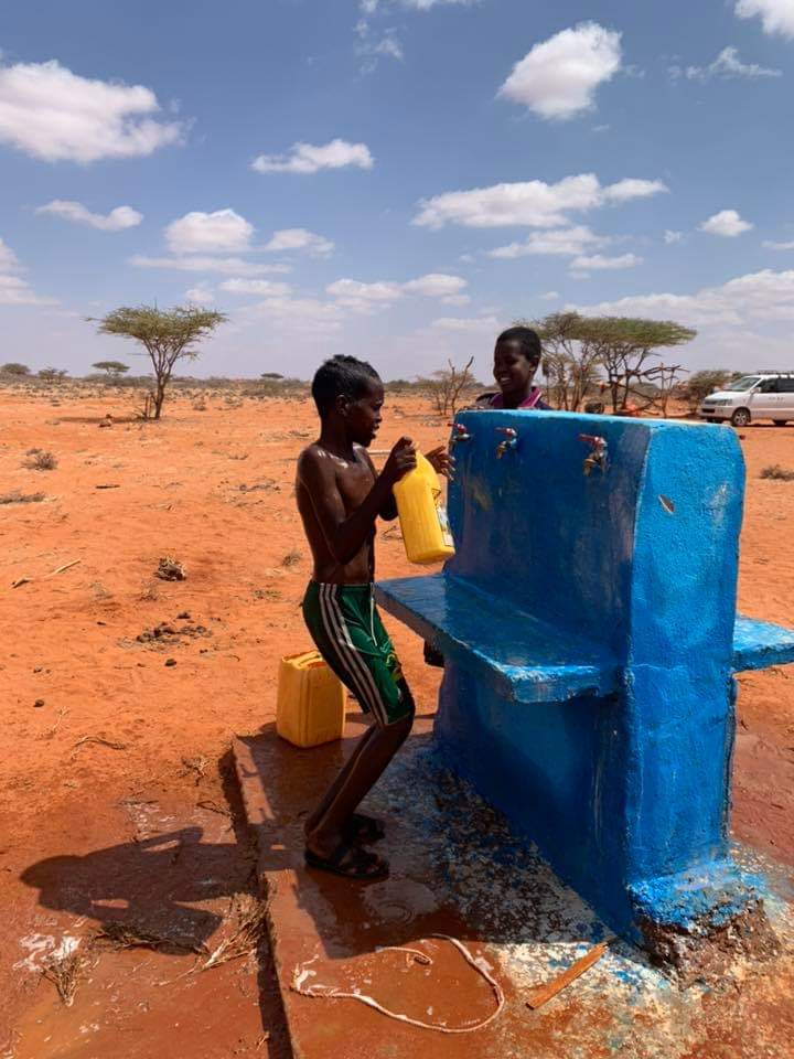 Engrbiixi's tweet photo. Xildhibaan Abdiraxmaan @odowaay ayaa maanta xariga ka jaray Ceel biyood uu ka hirgaliyay deegaanka laga soo doorto. Waa talaabo muhiim oo ey tahay Cid walbaa iney ku dayato. https://t.co/k06WfOFhR7