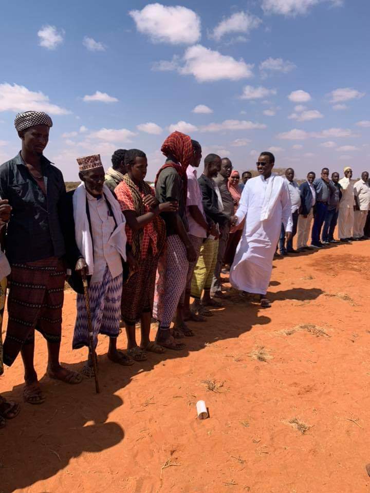 Engrbiixi's tweet photo. Xildhibaan Abdiraxmaan @odowaay ayaa maanta xariga ka jaray Ceel biyood uu ka hirgaliyay deegaanka laga soo doorto. Waa talaabo muhiim oo ey tahay Cid walbaa iney ku dayato. https://t.co/k06WfOFhR7