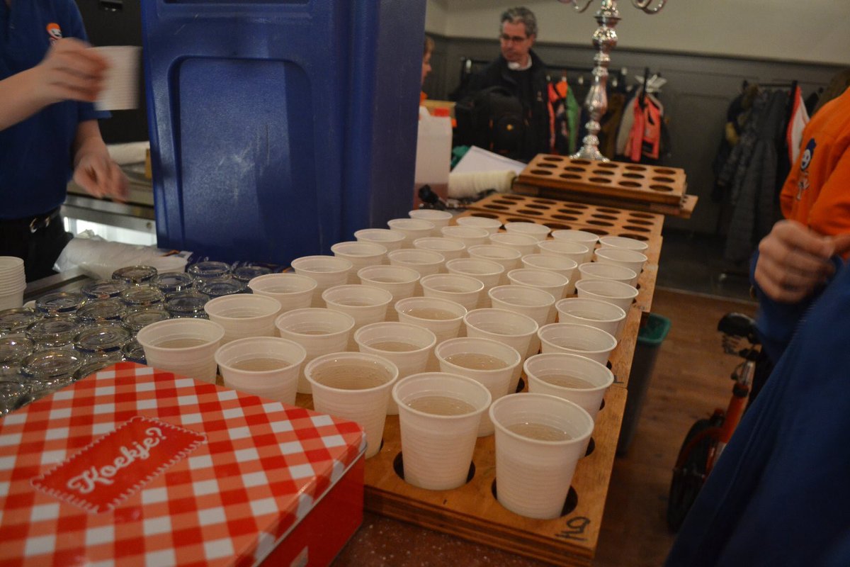 Wat is het gezellig en lekker warm bij de #Oliebollenbingo in De Kentering! Er zijn al een aantal bingo's gevallen, waarbij mooie #prijzenpakketten zijn uitgedeeld.

Wie zal de #hoofdprijs winnen? Iedereen gaat in ieder geval naar huis met een overheerlijke #oliebol!