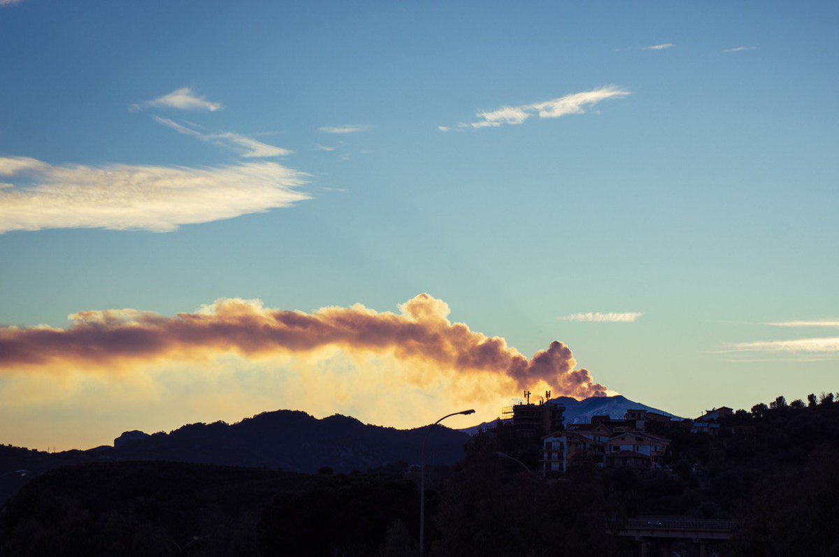 GennaroAngela's tweet photo. L' Etna in attività
 #Etna #EtnaVolcano #vulcano #Sicilia #Terremoto #Catania https://t.co/NXVJdeRBIh