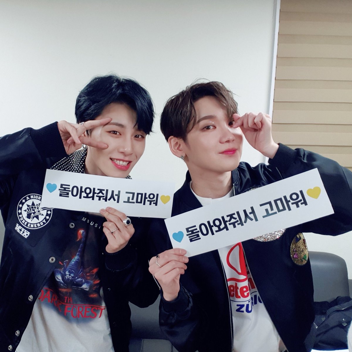 divinetime523's tweet photo. 자랑스런 젭꿍이들을 위해
슬로건 이벤트를 준비했습니다😲

함께해주신 모든분들 감사합니다

💙돌아와줘서 고마워💛 https://t.co/d0GWVTZUJP