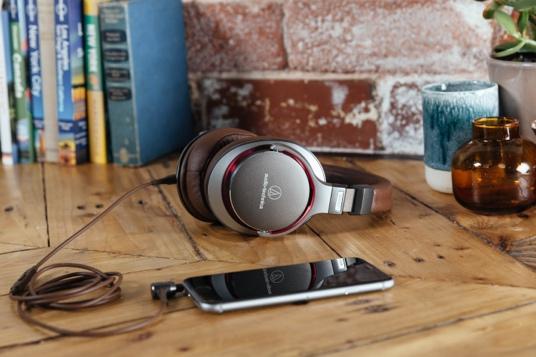 AudioTechnicaLA's tweet photo. Reproduce audio de alta resolución dondequiera que vayas con los #audífonos #MSR7: https://t.co/lRmlLSXUWV https://t.co/7y5dKaAS9r