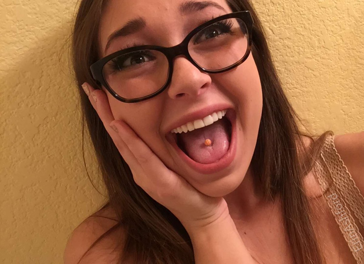 GlaSSes Pics GIFs on X: 📷📸📷 👓Erin Ashford 👓 🤓 @erin_ashford 🔎  Always Smile 🔎 #Glasses #GlassesGirl #girlswithglasses #GlassesFantasy  #Glassesfetish #beauty #model IG:#erin_ashford 😎 t.covs8Q2thGJM   X