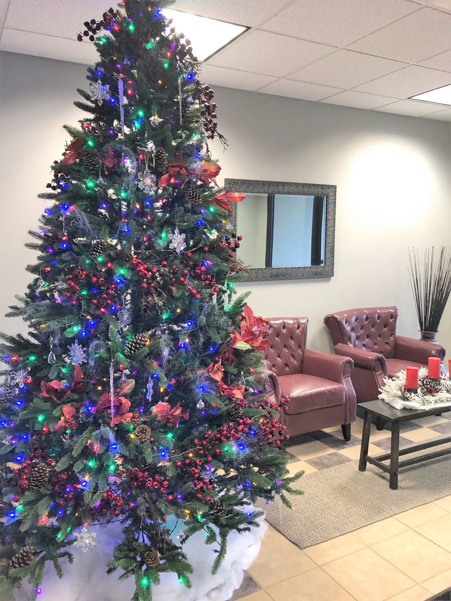 We saved the biggest and brightest to finish off this holiday season. Feast your eyes on this! #happyholidays #FridayFeeling