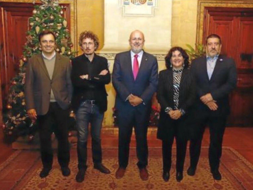 LaSalleInca's tweet photo. Francesc Company, el nostre professor de primària guanya el Premi Mallorca de poesia que atorga  el Consell. La seva obra anomenada “Animals a la carretera” ha ha estat la guardonada. Enhorabona! https://t.co/XRR8Vb3FBV