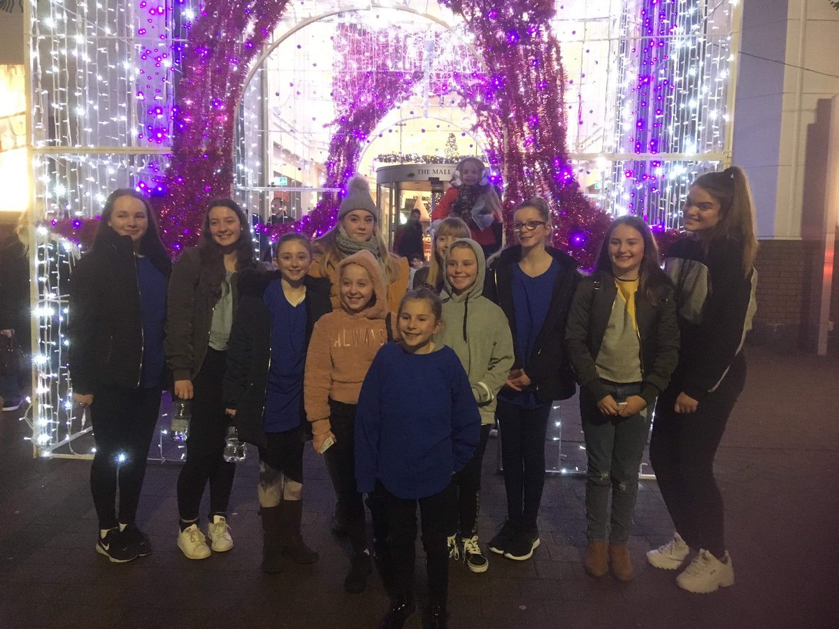 CheerTravel's tweet image. The Atlanta girls enjoyed their squad bonding time tonight, watching Mary Poppins returns at the cinema 🎀  #cheerfreindsmakethebestfreinds