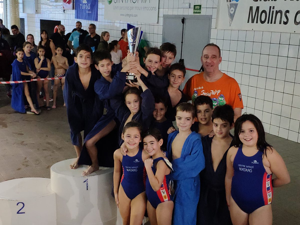 cnmataro's tweet photo. @laSirena @cnmataro benjamí assoleix el bronze a la #ChristmasCupBenj celebrada ahir i avui a Molins de Rei. Felicitats pels resultats, però no oblideu seguir treballant i disfrutant de l'esport que us agrada https://t.co/DyyAr47eKH