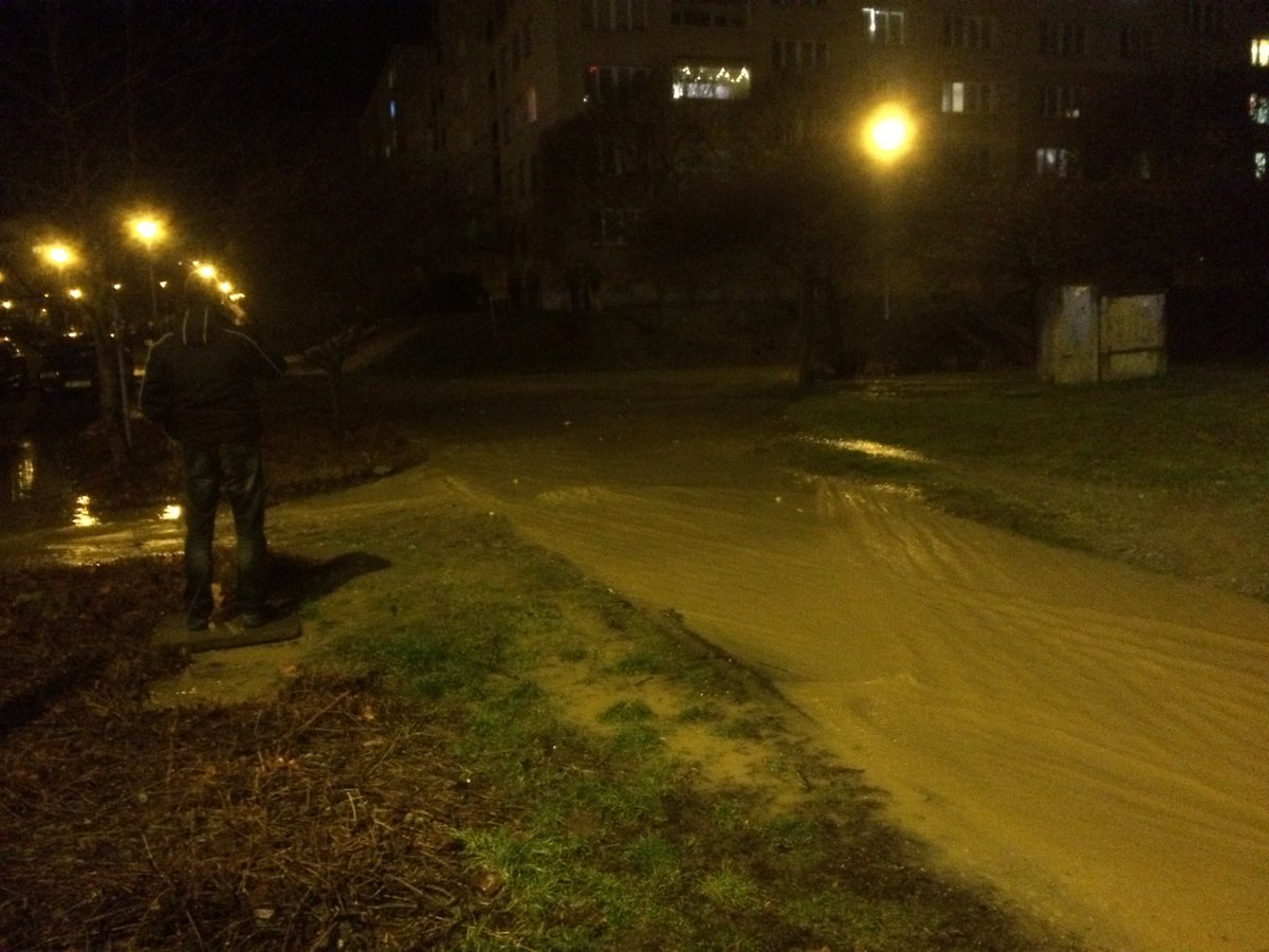 Další tsunami - tentokrát v Ostravě. Ještě že se všichni umyli už na Vánoce, když tady teď pár bloků nebude mít vodu.