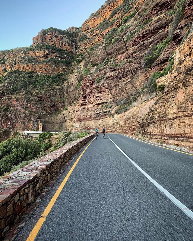 wearebikemob's tweet photo. The big scheme of things. Seldom do we realize our insignificance amongst our surroundings. 😶
#MorningRoll #WhereIRide #Wymtm #Prolyfe #RideMoreThanYouDont #Festive500 #cyclinglife #instagramcapetown #roadslikethese #rideslikethese #mountains #Chapp… https://t.co/J4tA9lLBqO https://t.co/NdCjj4xhow