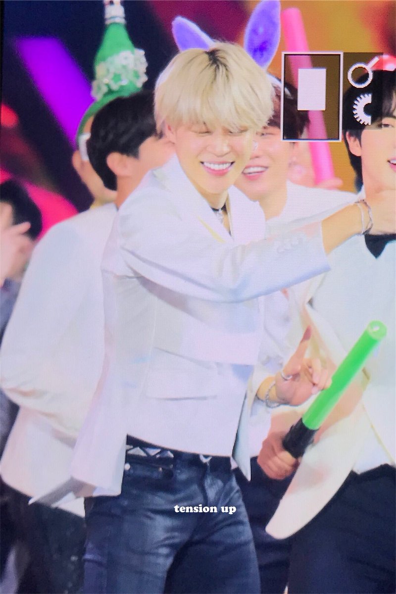 tensionup_1013's tweet photo. 181228 가요대축제
#지민 #JIMIN #방탄소년단 #BTS
토끼귀 하구 신났다구❤️❤️❤️ https://t.co/F3aEzEjYHw