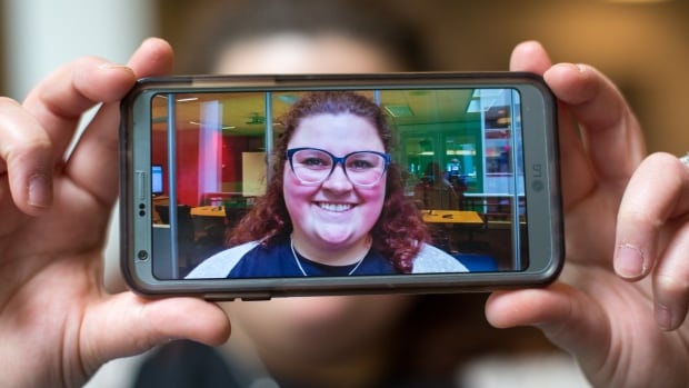 Many teens resist allure of smartphone catnip — but some still struggle cbc.ca/news/health/te…