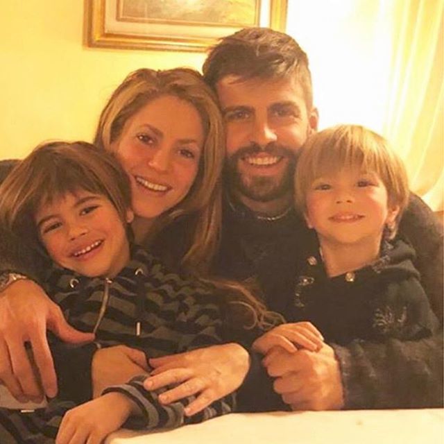 GrupoAlj's tweet photo. ¿Qué mejor manera que pasar las navidades en la tierra de Papá Noel? Esa ha sido la opción que han escogido Shakira y Gerard Piqué para sus dos hijos, Milan y Sasha. La familia está exprimiendo al máximo sus días de vacaciones con una escapada de lo más navideña en el destin… https://t.co/otdNRqm7Jl