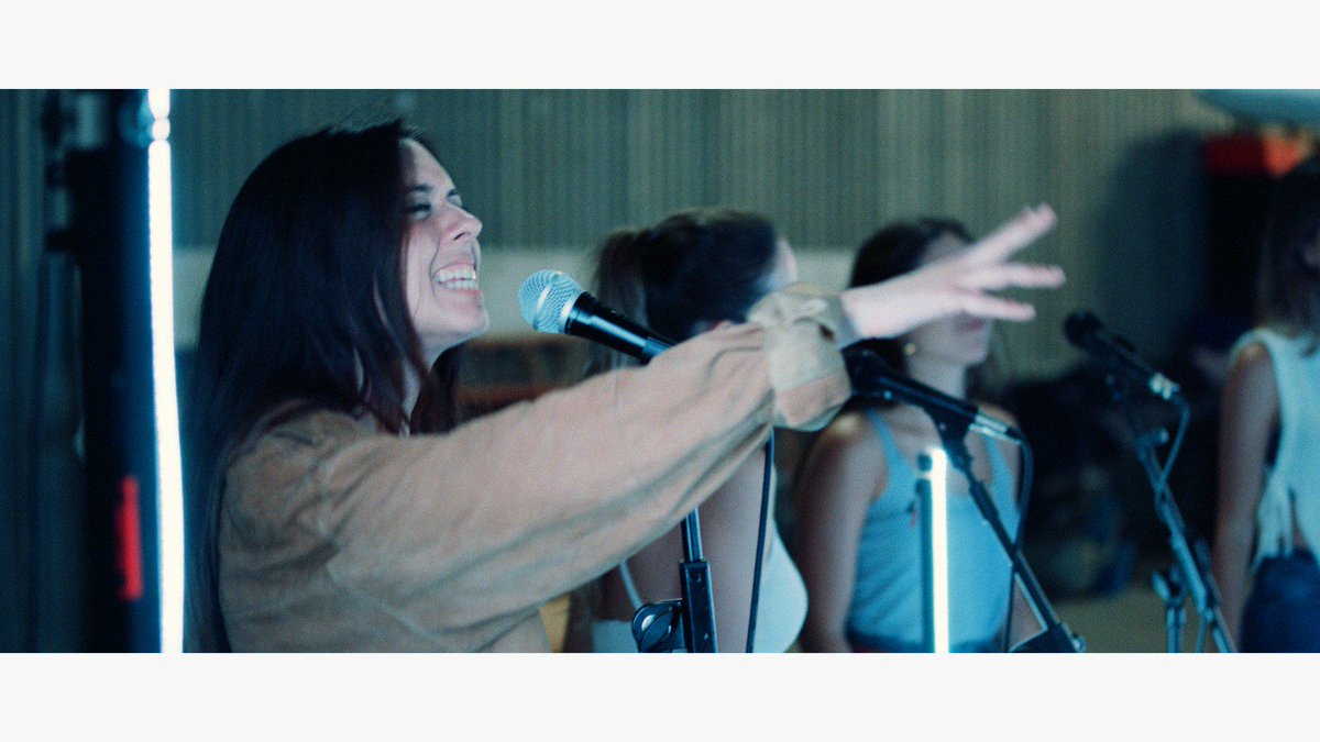 jokbmusica's tweet photo. Família!! 🍍✨
Avui estrenem un dels temes més especials del #VisualAlbum2019 en col·laboració amb Maria Farrés, Carlota Busquets i Sara Roy ❤❤
🔥"SI HO FES" 🔥Estarà disponible a totes les plataformes avui!!
Stay tuned!🍍
#JoKB #Ohana #VisualAlbum2019 #SiHoFes https://t.co/nyvEnJaoWk