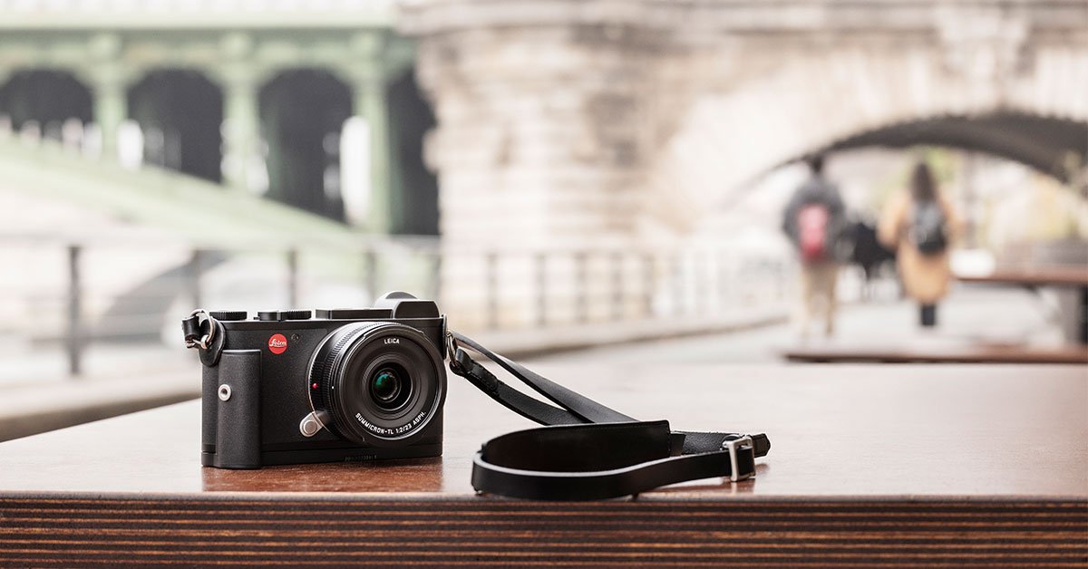 Nieuw in stock: de Leica CL Streetkit: CL zwart met Summicron TL 2/23mm, lederen draagriem, handgrip en extra batterij. <a href="/FotoGrobet/">Grobet</a> #leica #leicaclstreetkit #leicacl