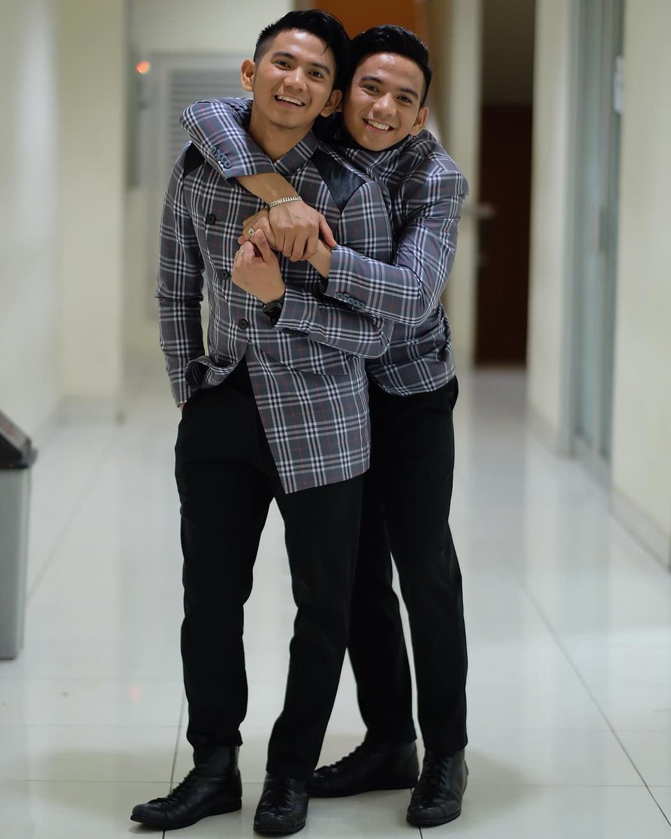 saminymudzakir2's tweet photo. Abang twinss'y baru nongol☺💙❤💝
#rizkiridho #rizkiridhofashion #k2rl https://t.co/35PWhCaNbd