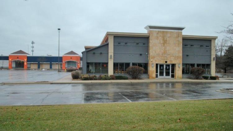 The longstanding TGI Fridays in Vernon Hills has closed, while a former Sports Authority it shares a parking lot with continues its transformation into a Chicago Bears-themed fitness center. trib.in/2Ta7hNM