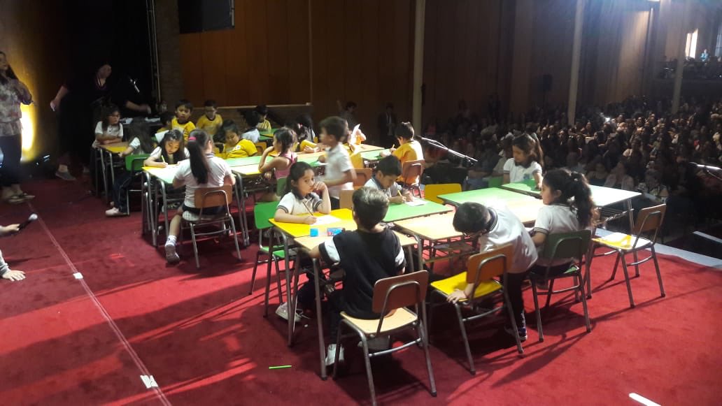 Mineduc's tweet photo. Plan #LeoPrimero 📖
Más de 700 profesores pudieron presenciar hoy la clase de una profesora con 35 alumnos sobre el texto escolar "Leo Primero" que será entregado a todos los estudiantes y docentes este 2019 con el fin de que los primeros aprendan a leer en 1º básico 🙌🏻 https://t.co/B6hjvbKvJJ