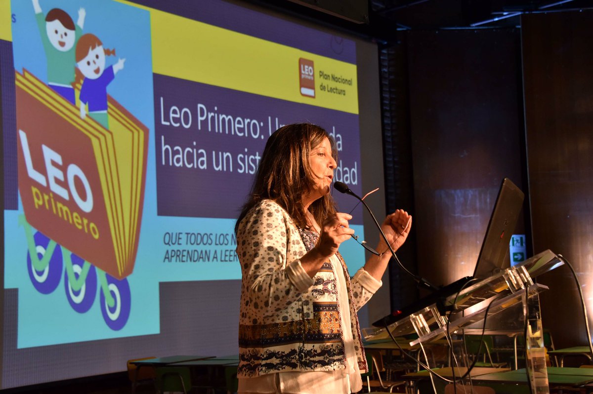 Mineduc's tweet photo. Plan #LeoPrimero 📖
Más de 700 profesores pudieron presenciar hoy la clase de una profesora con 35 alumnos sobre el texto escolar "Leo Primero" que será entregado a todos los estudiantes y docentes este 2019 con el fin de que los primeros aprendan a leer en 1º básico 🙌🏻 https://t.co/B6hjvbKvJJ