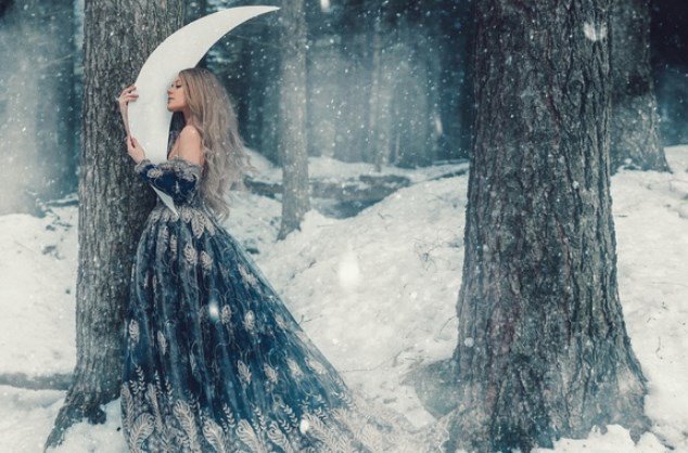 She was devoted to the moon. 
In its darkness she found comfort. 
In its light she found hope.