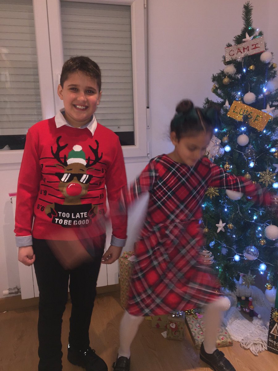 clxudixavu's tweet photo. Yo: “Camila quédate tranquila para la foto”
Cami: “Claudia deja el fastidio” https://t.co/NNeKKkniog