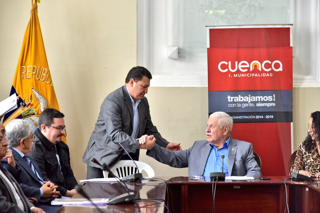 MunicipioCuenca's tweet photo. El convenio lo firmaron los presidentes de las parroquias rurales de Baños, Chiquintad, Cumbe, El Valle, Llacao, San Joaquín, Sinincay, Turi, Victoria del Portete, Ricaurte y el alcalde @MarceloHCabrera. https://t.co/eoUQyvOzw5