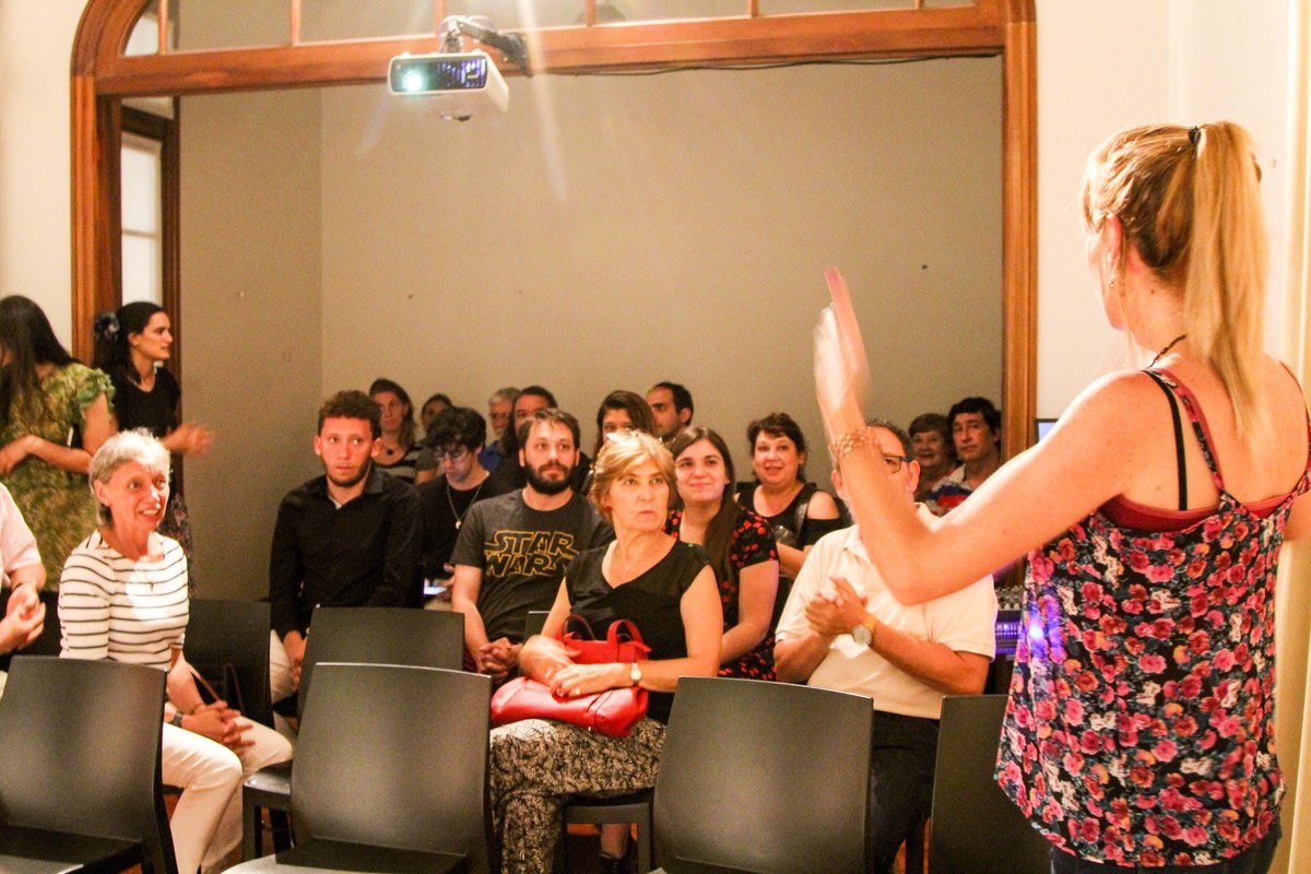 🔸#Cine Los partipantes del taller “El personaje de mi barrio” post proyección del cortometraje que cuenta la historia de Leandro, un portero del barrio de Flores que termina sus estudios a través del plan Fines
Ph: <a href="/alegriacuba/">Alelí Alegría Cuba 🌈</a> 
#CasaRWalsh #arteSucediendo