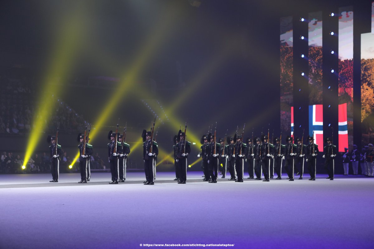 Wilt u verzekerd zijn van een mooie plaats, deze maand, december 2018, zijn de kaarten nog te verkrijgen zonder de btw-verhoging! Kaarten kunnen worden besteld via: tinyurl.com/ycltjnl4
Op de foto het Drillteam van Hans Majestet Kongens Garde uit Noorwegen