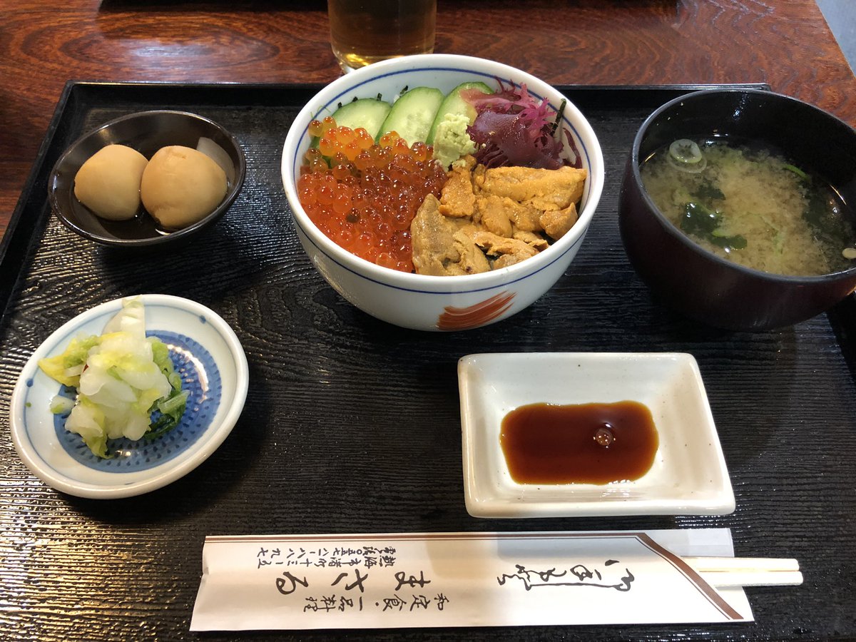 しゅもも ランチは熱海 まさる で お店が小さいせいもあって行列に 海鮮丼のお店なんだけど お味噌汁と里芋の煮っころがしがめっちゃ美味しかった 笑 さま ずの写真が飾ってあった ご主人がとっても優しかった