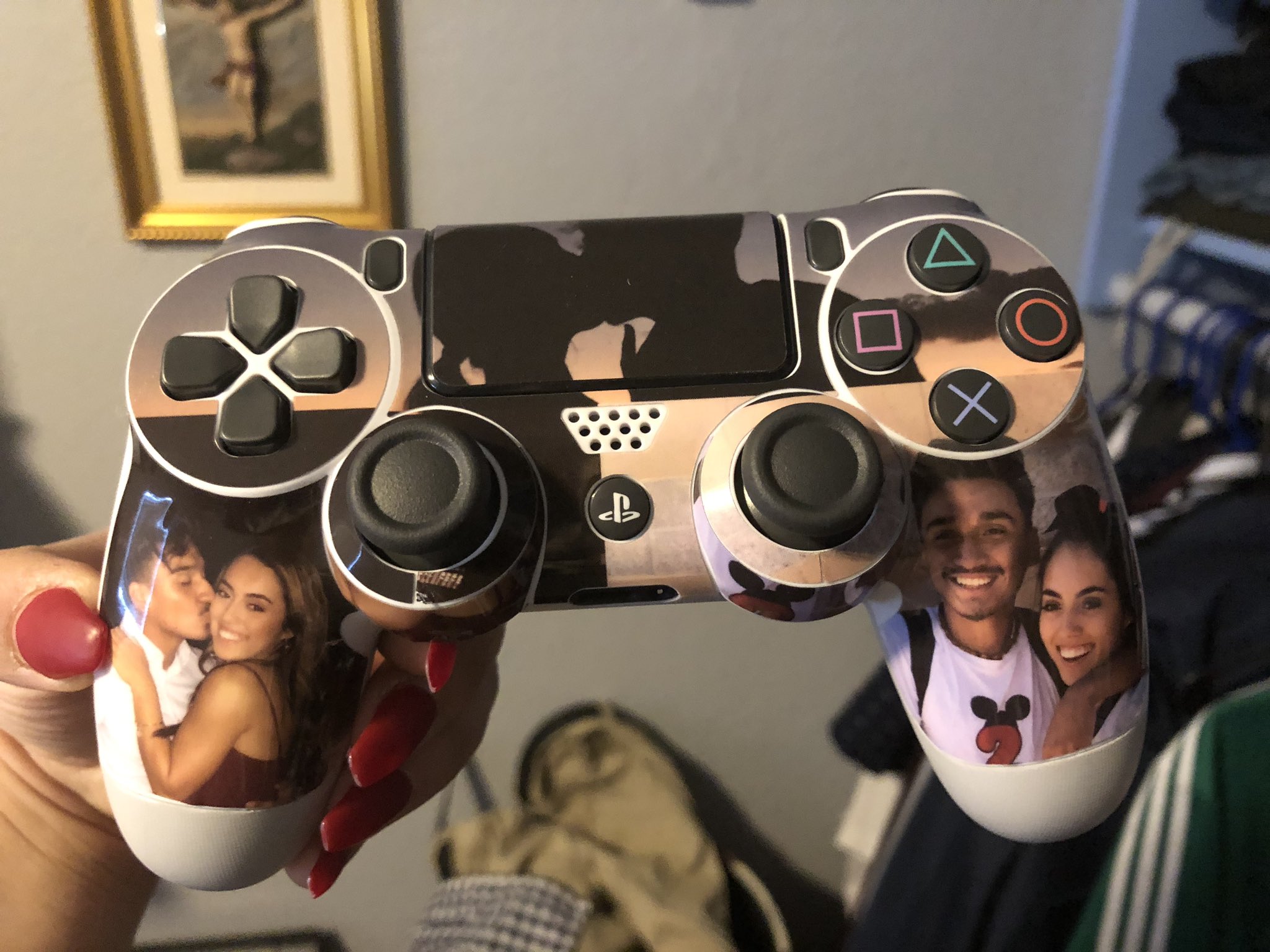 Rend Fortære Halloween jazmin 🎄 on Twitter: "my brother's girlfriend got him a sticker for a ps4  controller so he went and got a brand new controller and he said it's his  new favorite https://t.co/UlTWHIcDFv" /