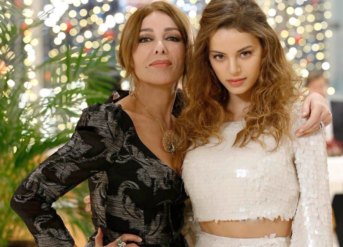 leyla tanlar (@leylatanlar) on Twitter photo Akdora. #braceyourselves ⚔️
<a href="/ztpetitegalerie/">Zerrin Tekindor</a> çok seviyorum ♥️
Biz çok mutlu bir ekiptik, bizimle mutlu olan herkese teşekkürler 🙏🏻#şahintepesi Akdora. #braceyourselves ⚔️
<a href="/ztpetitegalerie/">Zerrin Tekindor</a> çok seviyorum ♥️
Biz çok mutlu bir ekiptik, bizimle mutlu olan herkese teşekkürler 🙏🏻#şahintepesi