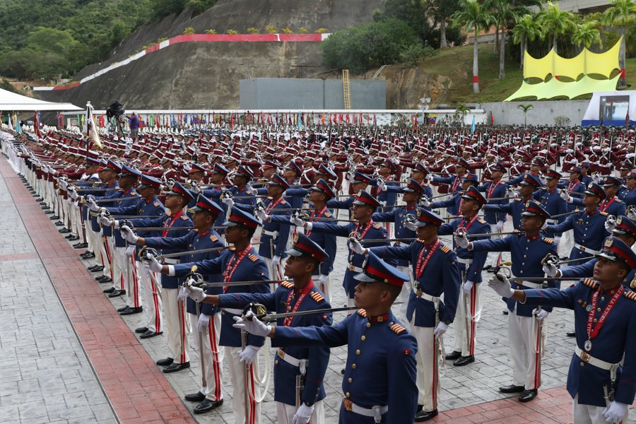 PresidencialVen's tweet photo. #EnVivo 📹 | “Quiero transmitir desde mi corazón un abrazo de hermandad, de reconocimiento, a todos los militares de nuestra Venezuela que con espíritu bolivariano defienden nuestra soberanía, nuestra independencia y nuestra integridad territorial”, enfatizó @NicolasMaduro https://t.co/r0LkBSFTxA