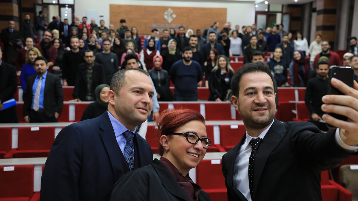 Hasan Kalyoncu Üniv (@hkunv) on Twitter photo 2018 yılını geride bırakmaya sayılı günler kala <a href="/hkunv/">Hasan Kalyoncu Üniv</a>, öğrencileriyle bir arada.
HKÜ Mütevelli Heyeti Başkan Vekili <a href="/Halukkalyoncu/">Haluk Kalyoncu</a>, HKÜ Rektör V. Prof. Dr. <a href="/edibesozen/">Edibe Sözen</a>, HKÜ Mühendislik Fakültesi Dekanı Prof. Dr. Yusuf Arayıcı ve öğrencilerimizin 2018 yılının son karesİ #hkunv 📷 2018 yılını geride bırakmaya sayılı günler kala <a href="/hkunv/">Hasan Kalyoncu Üniv</a>, öğrencileriyle bir arada.
HKÜ Mütevelli Heyeti Başkan Vekili <a href="/Halukkalyoncu/">Haluk Kalyoncu</a>, HKÜ Rektör V. Prof. Dr. <a href="/edibesozen/">Edibe Sözen</a>, HKÜ Mühendislik Fakültesi Dekanı Prof. Dr. Yusuf Arayıcı ve öğrencilerimizin 2018 yılının son karesİ #hkunv 📷