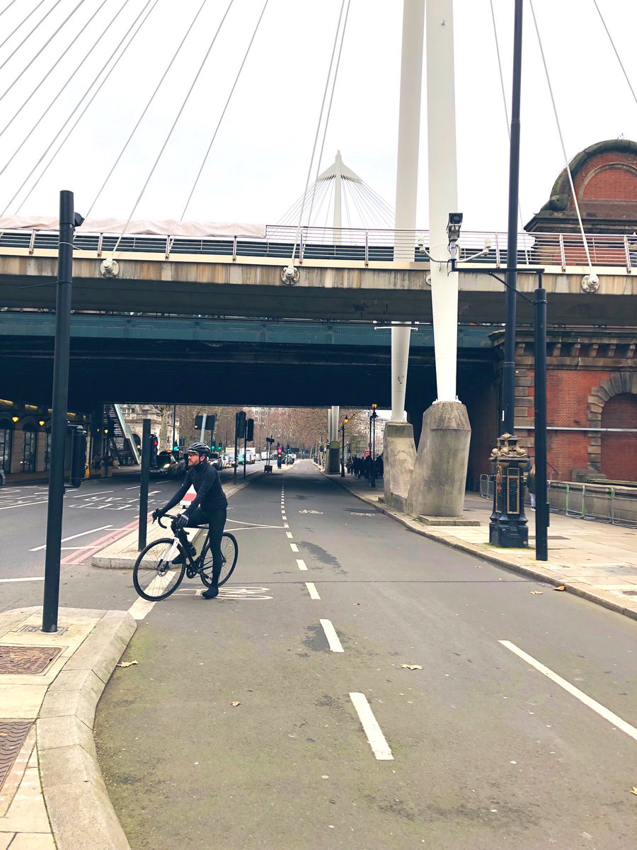 This transportation infrastructure in #London is 👌🏻. Two-way protected bike lane + well marked driving lanes + train above + functioning waterway to the right. #urbanplanningatitsfinest #youcanfindmehereforever