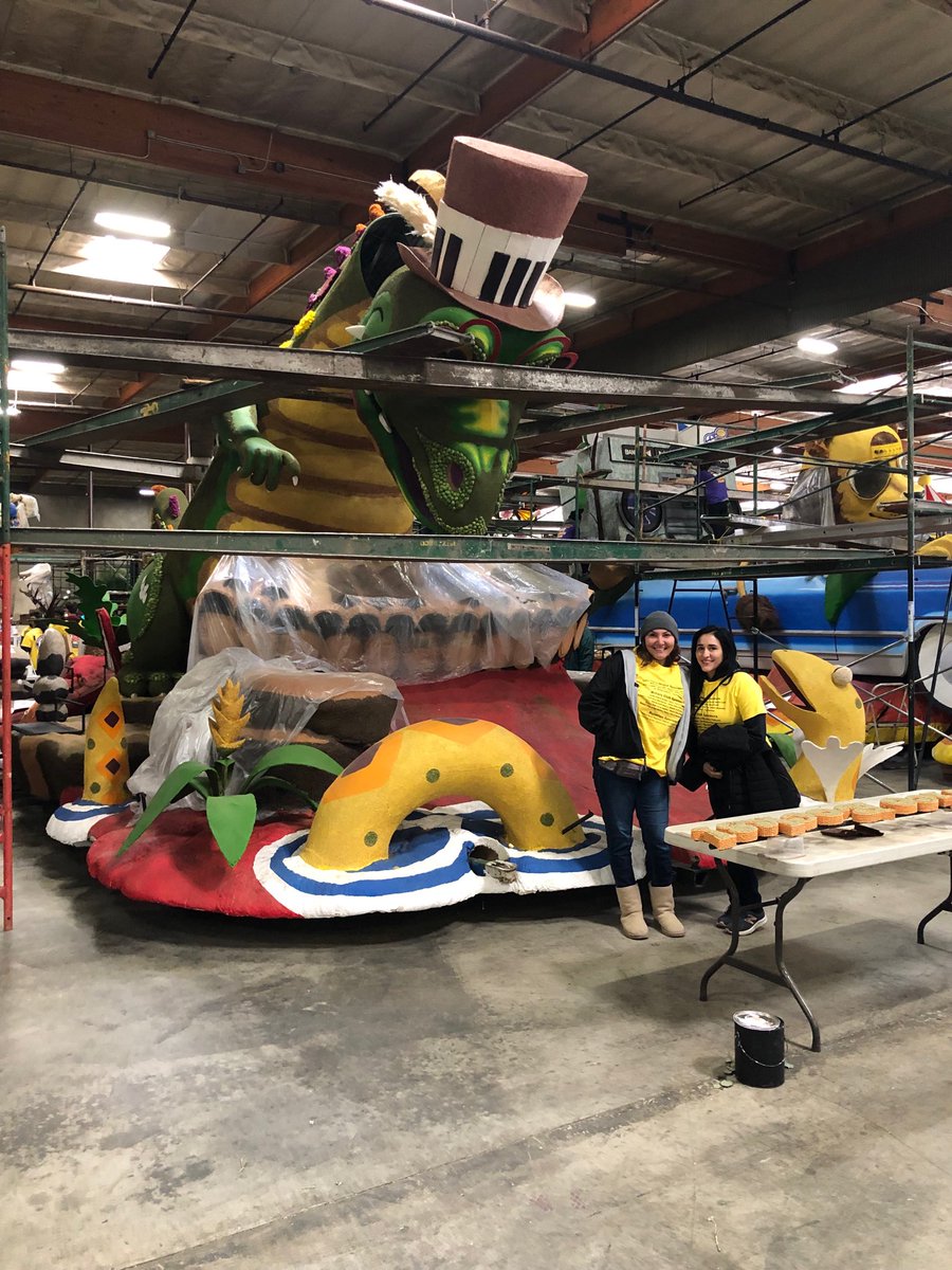 _RunCarlaRun_'s tweet photo. Me and the babies decorating Rose Parade floats! 🌻🌻🌻#counselorproblems https://t.co/Q7uJYBCBUp