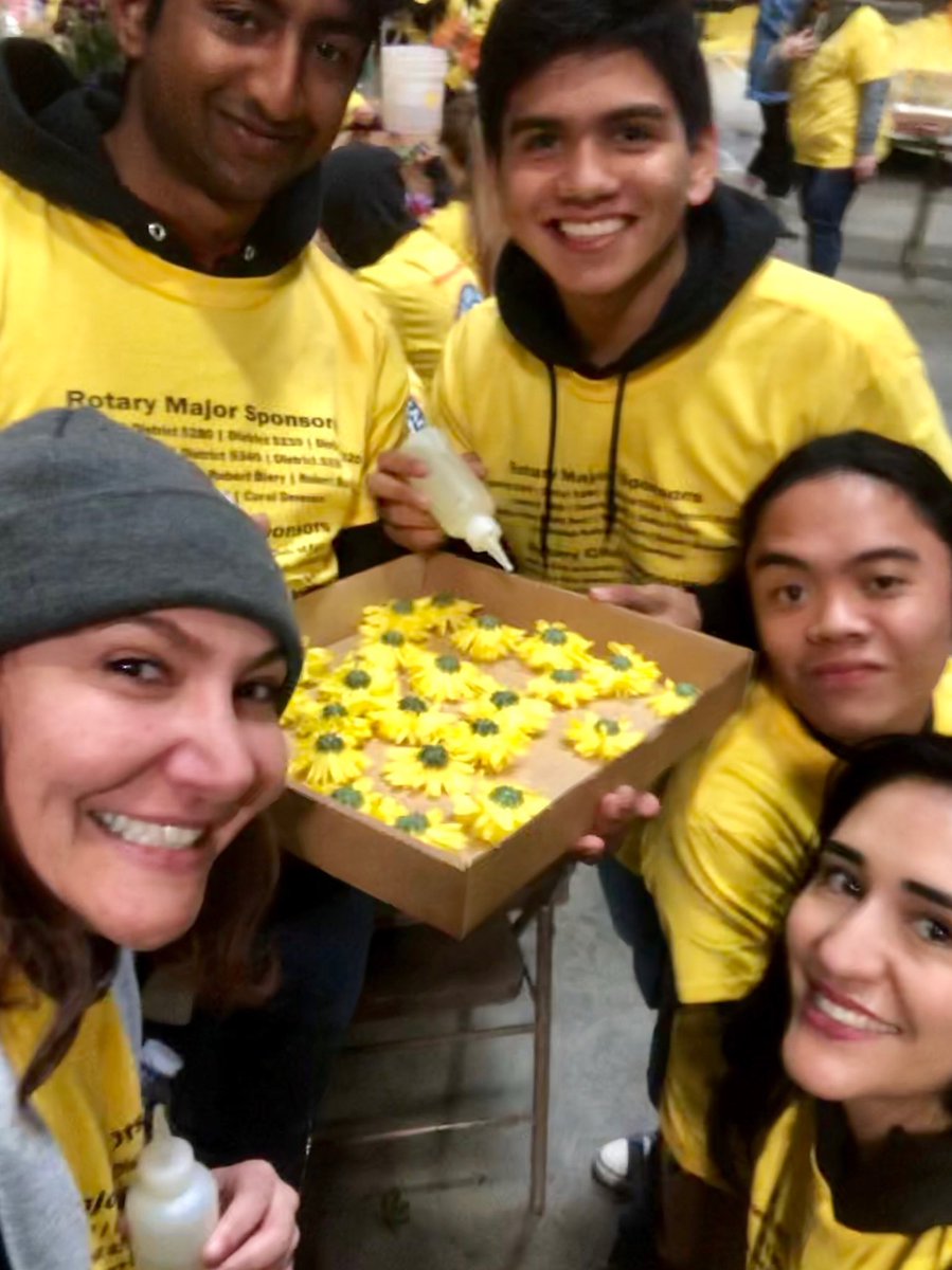_RunCarlaRun_'s tweet photo. Me and the babies decorating Rose Parade floats! 🌻🌻🌻#counselorproblems https://t.co/Q7uJYBCBUp