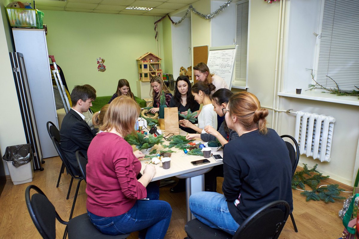 otkazniki_ru's tweet image. Теперь мы готовы к встрече Нового года! Наши классные друзья-волонтёры из @KPMG_Russia и проект «#Этовзаимно» провели новогоднюю творческую мастерскую. Смотрите какие волшебные композиции из живой хвои радуют глаз...

#Спасибо вам от всего сердца!
#Годдобровольца