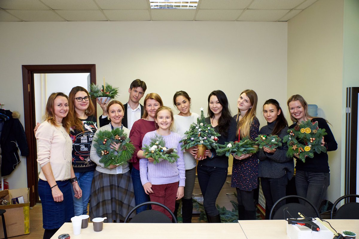 otkazniki_ru's tweet image. Теперь мы готовы к встрече Нового года! Наши классные друзья-волонтёры из @KPMG_Russia и проект «#Этовзаимно» провели новогоднюю творческую мастерскую. Смотрите какие волшебные композиции из живой хвои радуют глаз...

#Спасибо вам от всего сердца!
#Годдобровольца