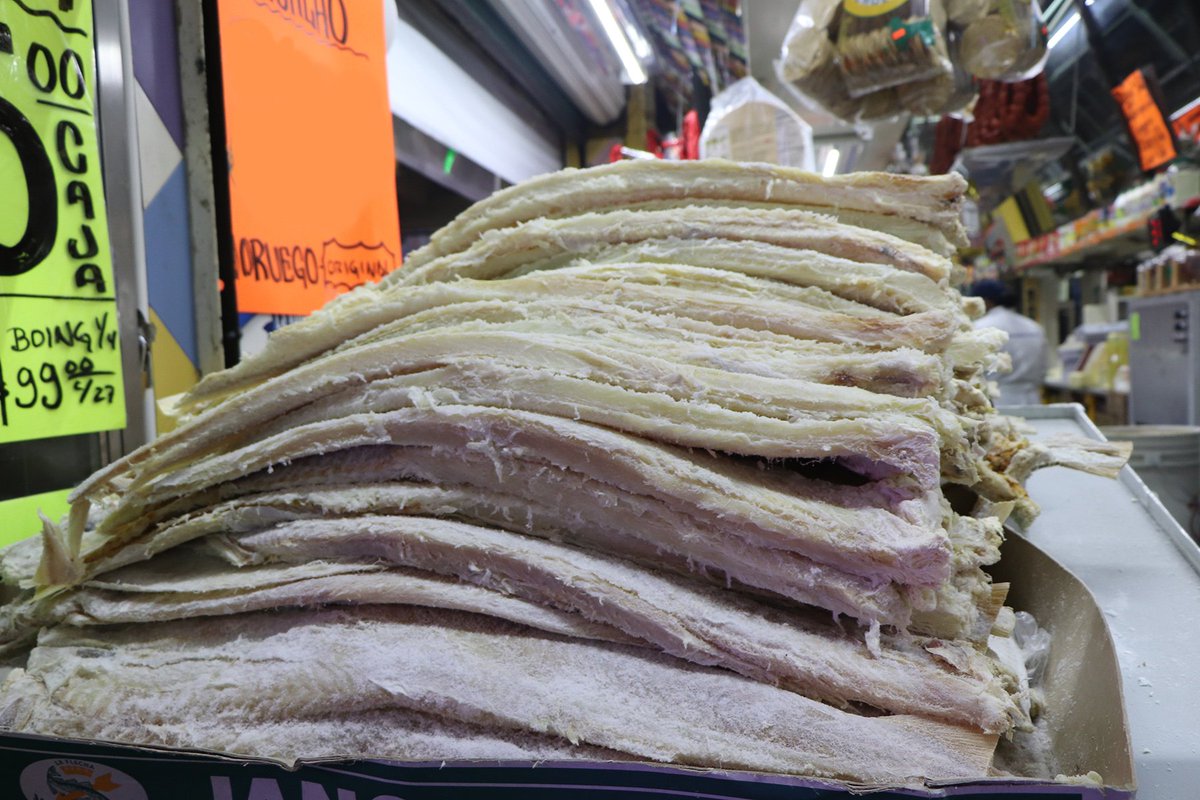 CdeAbastoCDMX's tweet photo. Para los preparativos de las fiestas decembrinas, el mercado mayorista ofrece insumos como bacalao, camarón, quesos, carnes frías, semillas, productos gourmet, entre otros, a precios de mayoreo y menudeo en naves de la A a la H del sector Abarrotes. https://t.co/loAZWLOesG