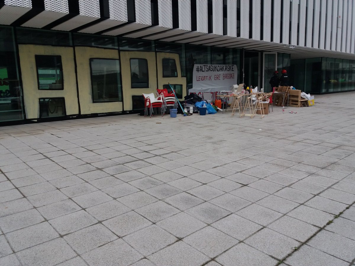 IASozialista's tweet photo. 📸#KLIK2018 | Apirila erdialdean, Leioako ikasleek, ikasturteko bigarren eraikina okupatu zuten Leioako Campusean, @PrintzaLeioa. Langile klaseko kide ezberdinen behar kolektiboak asetzera begirako proiektua martxan jartzen saiatu ziren, errepresioak geldiarazi zituen arte. https://t.co/mv7KnASZKS