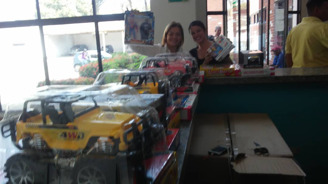 NotiEducate's tweet photo. ¡Todo por la sonrisa de nuestros niños! En cumplimiento de unas #NavidadesFelices aseguradas por el Pdte. @NicolasMaduro, los trabajadores de la @ZEPortuguesa recibieron juguetes para sus hijos por parte del Prof. Alexis Cedres. 🎁 @MPPEDUCACION @psuvaristobulo @rafaelcalles https://t.co/YheFCZ56d8