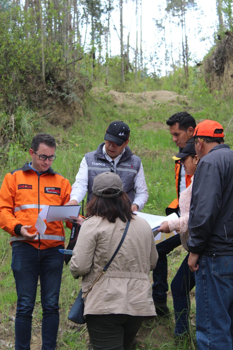 RiesgosCuenca's tweet photo. Continuamos la jornada realizando una inspección técnica en la parroquia Monay sector Niño de Praga y Camposanto Santa Ana con la finalidad de dar un asesoramiento técnico a los moradores para las propuestas de proyectos urbanísticos.
#TrabajamosEnPrevención https://t.co/9D6w0ajOSk
