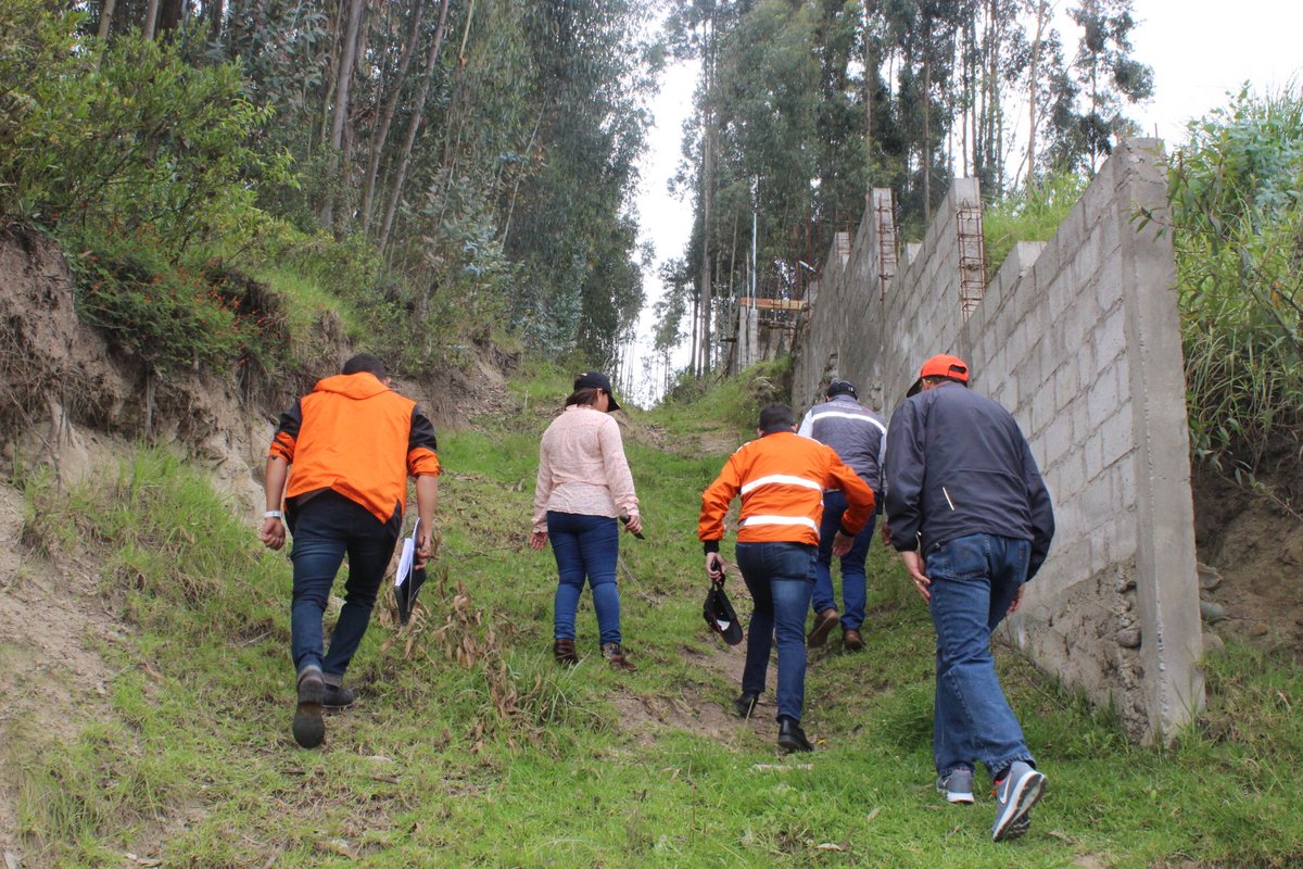 RiesgosCuenca's tweet photo. Continuamos la jornada realizando una inspección técnica en la parroquia Monay sector Niño de Praga y Camposanto Santa Ana con la finalidad de dar un asesoramiento técnico a los moradores para las propuestas de proyectos urbanísticos.
#TrabajamosEnPrevención https://t.co/9D6w0ajOSk