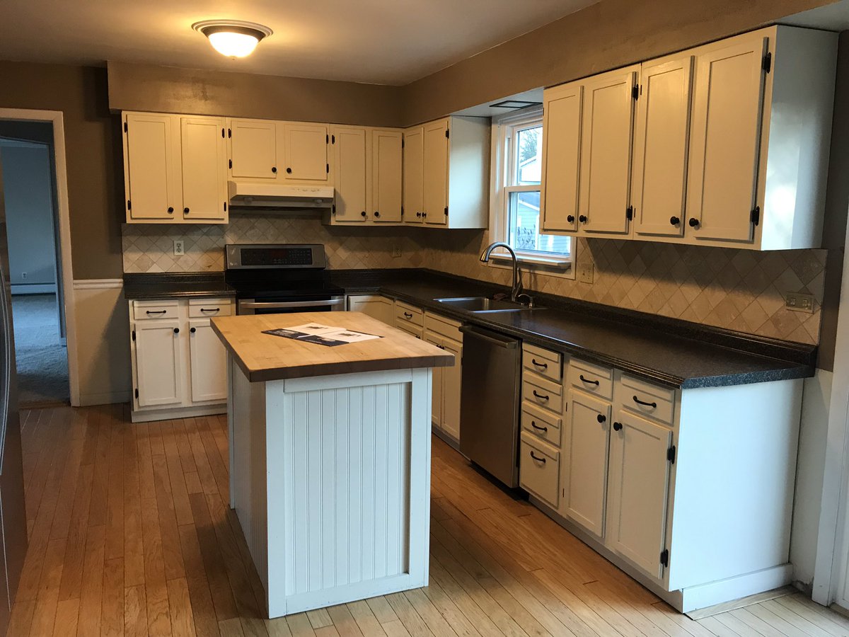reilly_SRealtor's tweet photo. They say kitchens sell houses, right? What do you think of this one? #Kitchen #HomeBuying #HomeSelling #Realtor #RealEstate #RealtorLife #BHHS #SamSellsHouses #GoodToKnow https://t.co/9ymfr5hBRl