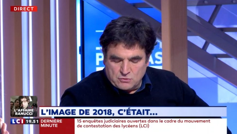 __Verlaine__'s tweet photo. Donc Romain Goupil, il n'est plus cinéaste, il est devenu salarié de @LCI ou quoi ?
Le mec squatte tous les jours les plateaux de la chaîne pour cracher sur les gens qui critiquent Macron...
Pffff !! https://t.co/idVTfIEND5
