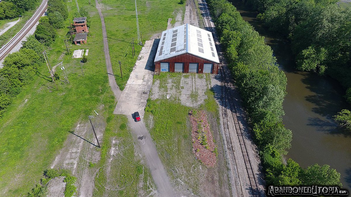 abandonedutopia's tweet photo. Abandoned trainyard and repair facility to repair trains and cars!

PICS: https://t.co/UQ7Uox50IK

 #abandoned #urbex #abandonedplaces #urbandecay #dji #drone #wrangler #jeepwrangler #jeeplife #jeepporn #train #rail #railroad #trains #railfan #tracks #traintracks #photooftheday https://t.co/pSfcS9okuE