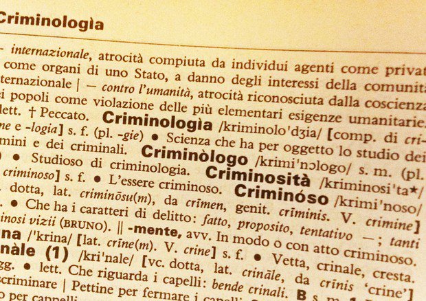 Cronacanerait's tweet photo. Cambia tutto: dal 2019 per fare il criminologo ed il criminalista occorrerà una certificazione UNI, per titoli ed esami. Ecco le novità. https://t.co/wvMHdDc6LC  #criminologia #criminologo #criminalista https://t.co/gUjDBxh5lZ