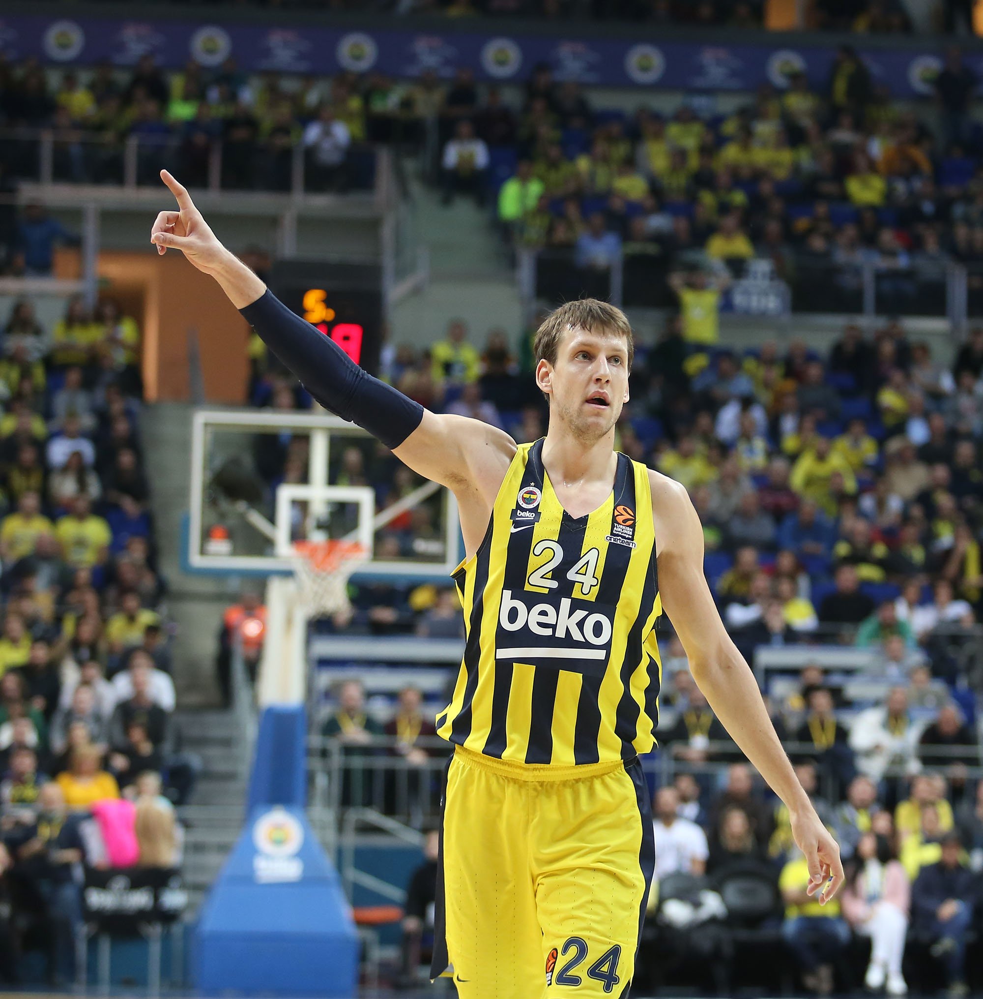 Jan Vesely Maçta Takımına Liderlik Ediyor