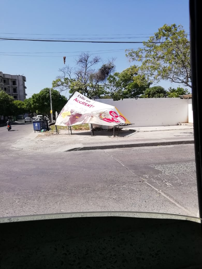 satguajira's tweet photo. Reportan caída de valla publicitaria en la carrera 15 de la ciudad de Riohacha debido a los vientos fuertes que se vienen registrando desde el día anterior en las zonas norte y media del Departamento de La Guajira por fortalecimiento de un sistema de alta presión https://t.co/jPJUUhWsA8